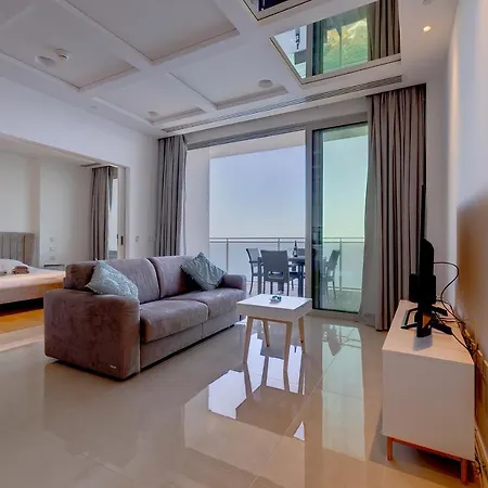 Luxurious With Ocean Views And Pool In Tigne Point Sliema