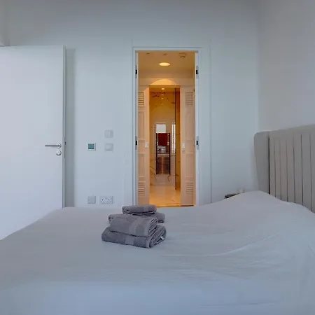 Luxurious With Ocean Views And Pool In Tigne Point Sliema