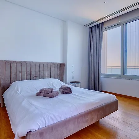 Apartment Luxurious With Ocean Views And Pool In Tigne Point Sliema