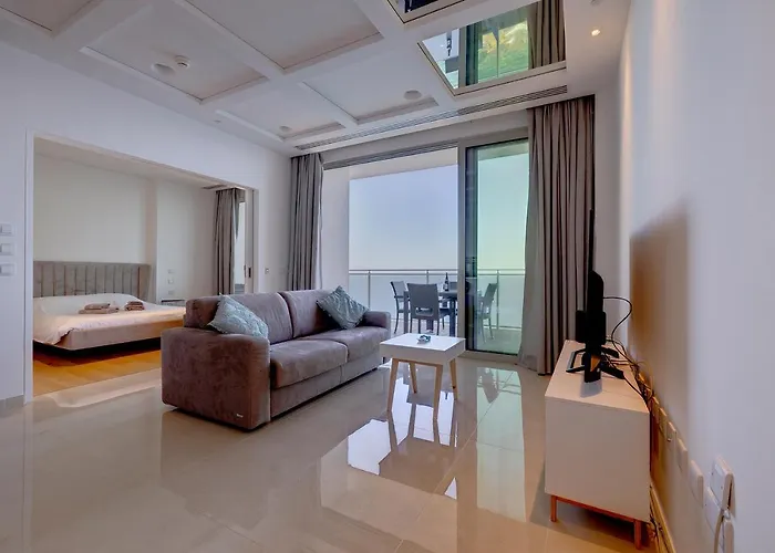 Luxurious With Ocean Views And Pool In Tigne Point Sliema