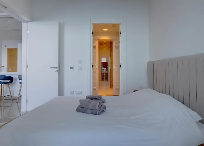 Luxurious With Ocean Views And Pool In Tigne Point Sliema